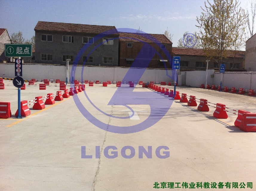 科目二場地考試，直角轉(zhuǎn)彎